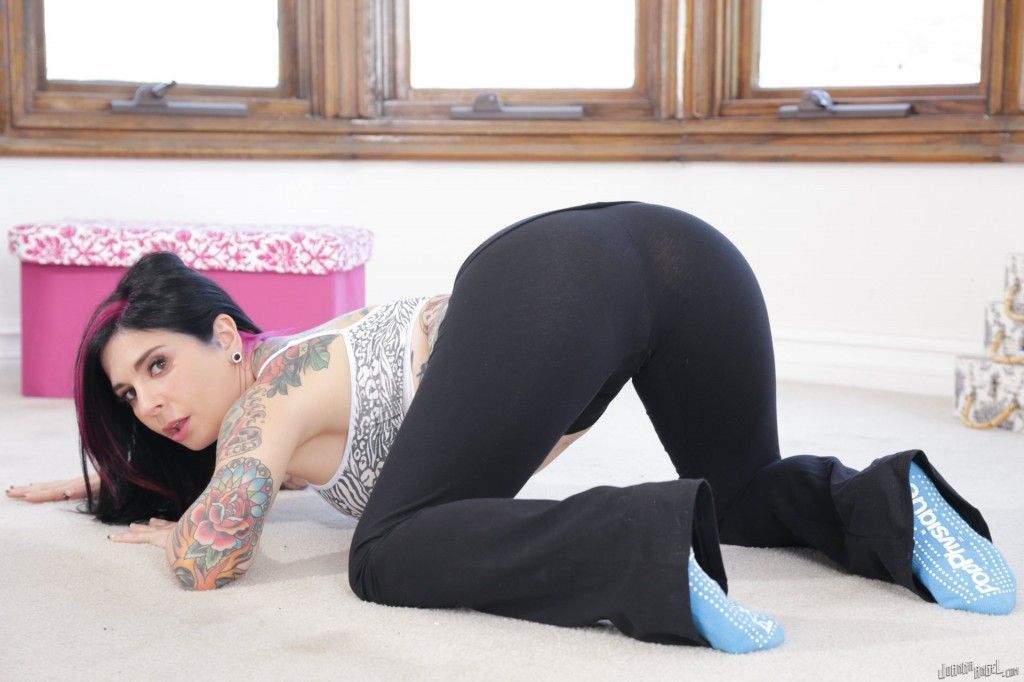 Coroa gostosa tatuada fica pelada em fotos