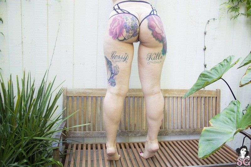 Gostosa com o cabelo azul exibe corpo nu