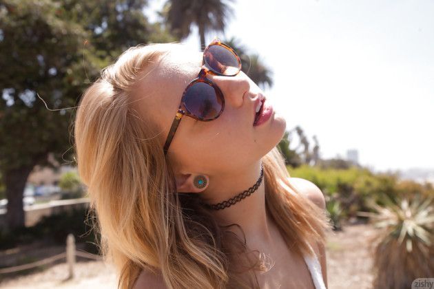 Fotos de loira linda mostra peitos e bucetinha gostosa