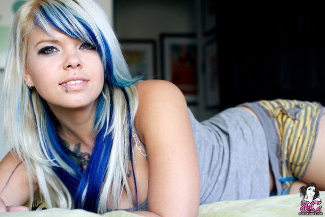 Emo linda tatuada mostrando a buceta gostosa