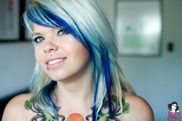 Emo linda tatuada mostrando a buceta gostosa